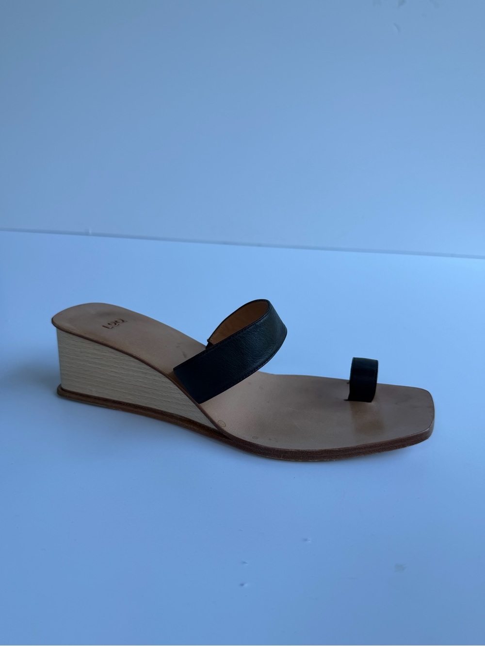 LoQ Black Leather Wedge Toe-Ring Sandal